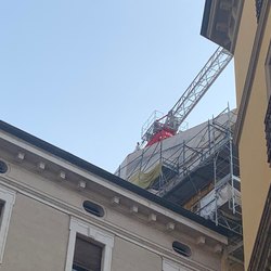 La protesta sulla gru in pieno centro a Milano 