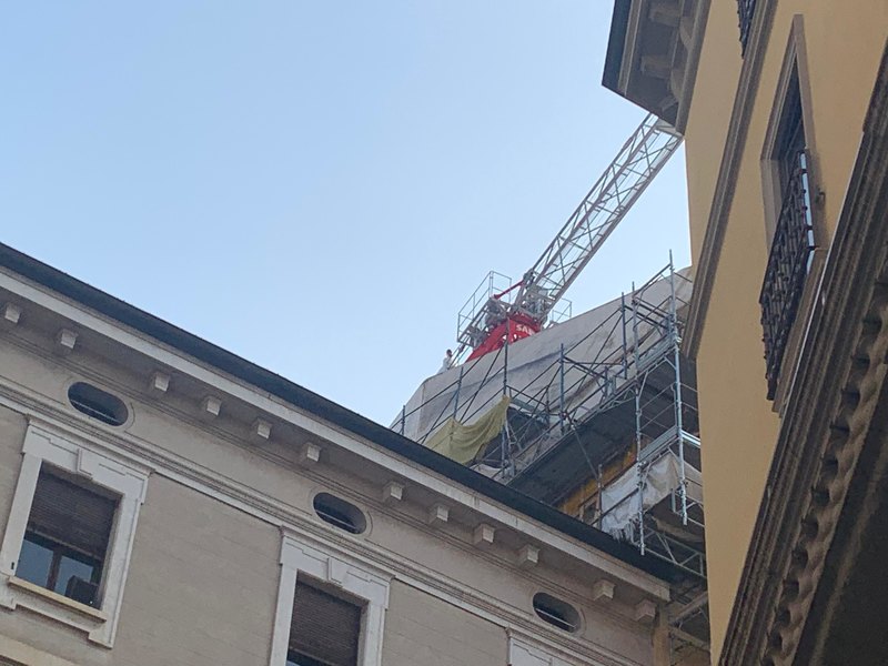 La protesta sulla gru in pieno centro a Milano 