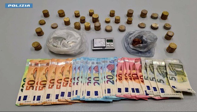 droga e soldi sequestrati agli spacciatori 
