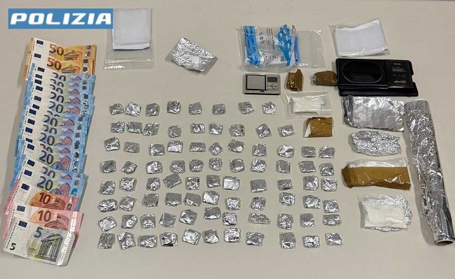 il materiale sequestrato all'anziano 