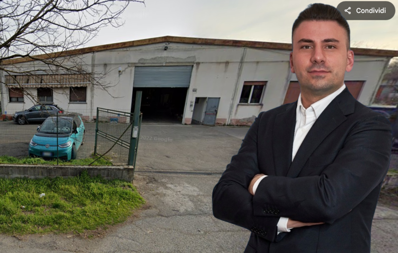 Francesco Rocca (FdI) sullo sfondo il capannonne di via San Dionigi 117, dove dovrebbe trasferirisi il Centro Sociale 