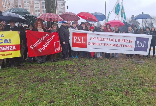 I manifestanti nei pressi dell'ospedale Predabissi 