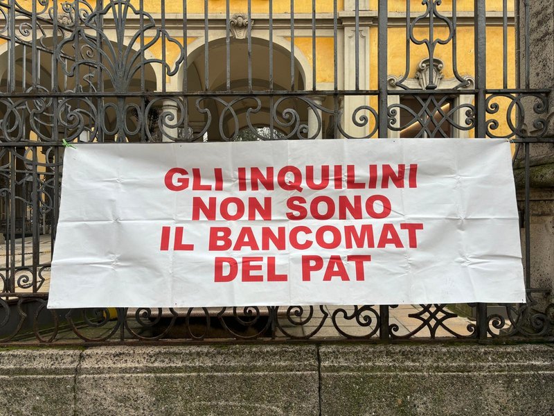 La protesta davanti al Pio Albergo Trivulzio 
