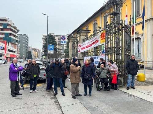 La protesta davanti al Pio Albergo Trivulzio 