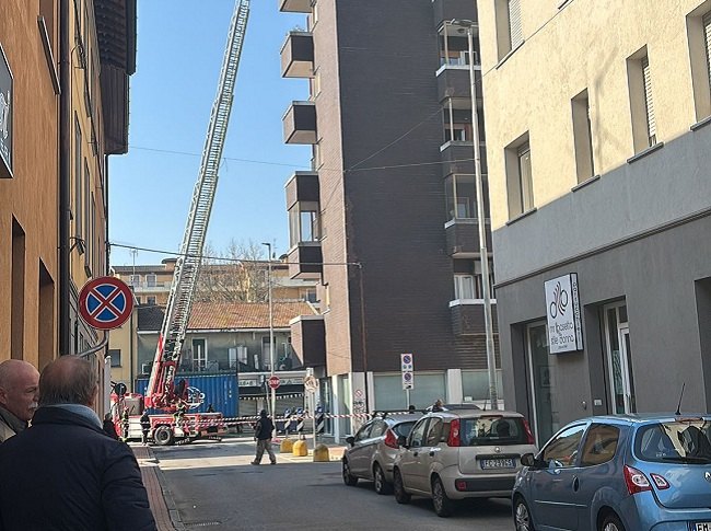 Le operazioni di messa in sicurezza da parte dei Vigili del Fuoco 