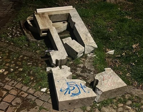 La fontana distrutta dai vandali 