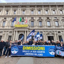 Un momento della manifestazione davanti a Palazzo Marino 