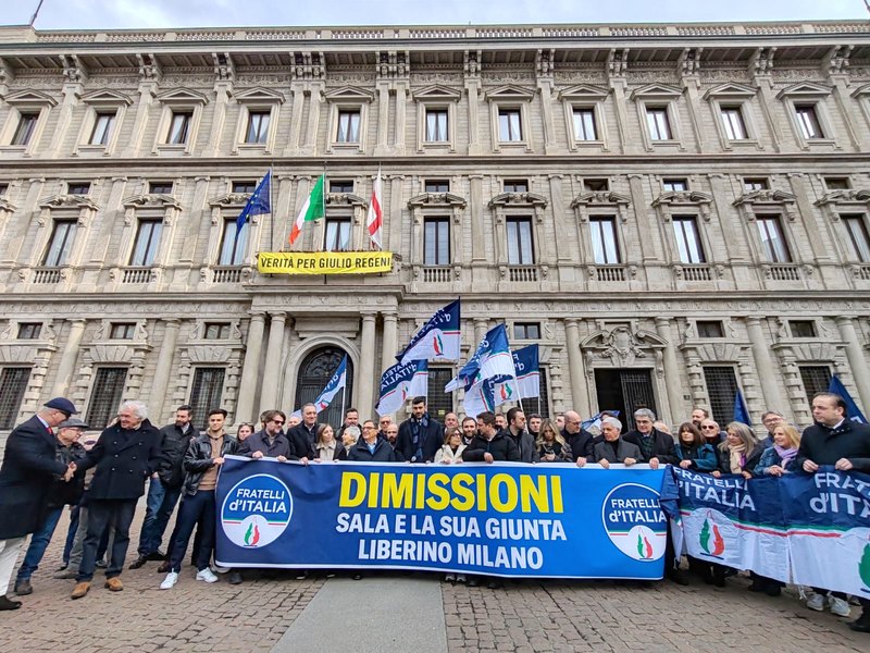 Un momento della manifestazione davanti a Palazzo Marino 