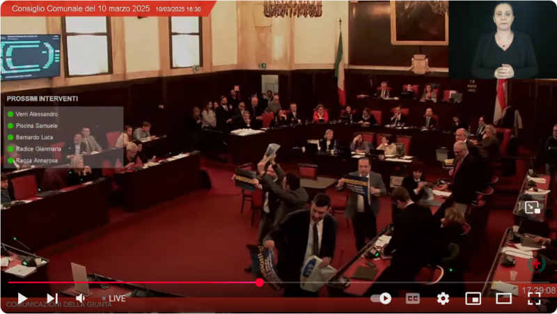 Il momento della protesta di FDI, con i cartelli dimissioni. Seduta sospesa. 