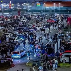 La mega folla di auto che ha trasformato il parcheggio dell'Ikea sangiulianese in un autodromo improvvisato 