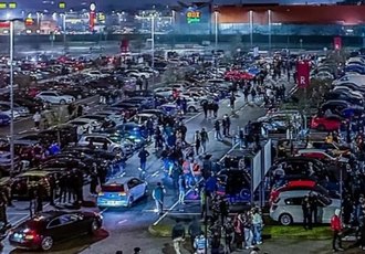 La mega folla di auto che ha trasformato il parcheggio dell'Ikea sangiulianese in un autodromo improvvisato 
