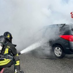 I pompieri estinguono le fiamme che hanno avvolto l'auto sulla Lodi-Zelo 