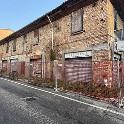 Lo stabile da abbattere per il concreto rischio crollo 