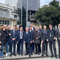 La delegazione di sindaci e consiglieri assieme a Franco Lucente 