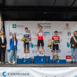 Il podio con le autorità 