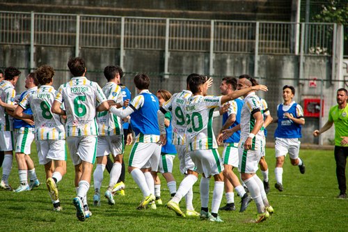 L'abbraccio dopo il gol del Sangiuliano City 