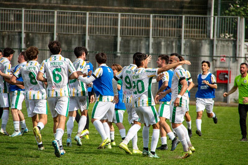 L'abbraccio dopo il gol del Sangiuliano City 