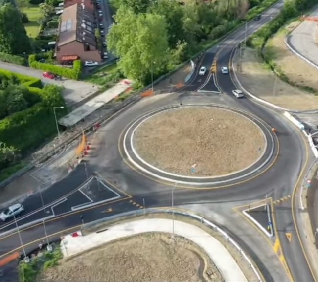 Veduta aerea della nuova rotatoria sulla Cerca 