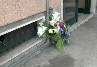 Fiori che sono stati deposti davanti al portone dello stabile dove di è consumata la tragedia 
