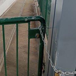 Il cancello che sbarra l'unica rampa esistente 