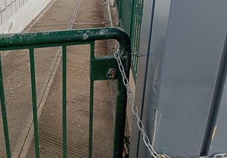 Il cancello che sbarra l'unica rampa esistente 
