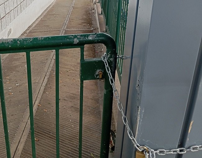 Il cancello che sbarra l'unica rampa esistente 