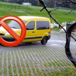 L'inquinatore mentre abbandona i rifiuti per strada 