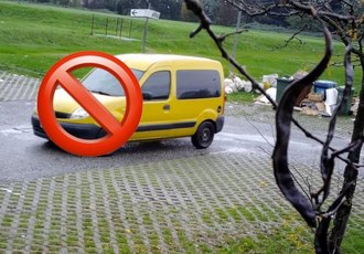 L'inquinatore mentre abbandona i rifiuti per strada 
