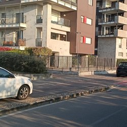 La denuncia: parcheggio selvaggio sulla ciclabile di via Fallaci a Bellaria 