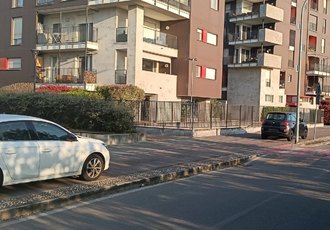 La denuncia: parcheggio selvaggio sulla ciclabile di via Fallaci a Bellaria 