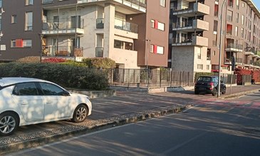 La denuncia: parcheggio selvaggio sulla ciclabile di via Fallaci a Bellaria 