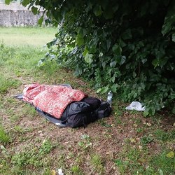 Un giaciglio di fortuna nell'area limitrofa alla stazione 
