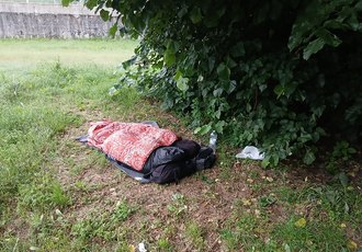 Un giaciglio di fortuna nell'area limitrofa alla stazione 