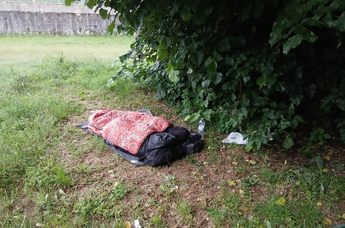 Un giaciglio di fortuna nell'area limitrofa alla stazione 