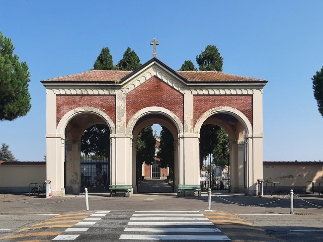 L'ingresso del cimitero di Melegnano 