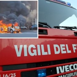 Nel riquadro l'auto mentre va a fuoco 