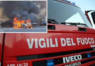 Nel riquadro l'auto mentre va a fuoco 