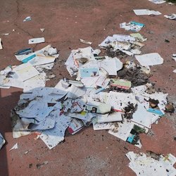 Quel che resta del falò di libri scolastici 
