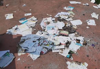 Quel che resta del falò di libri scolastici 