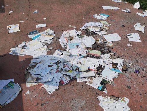 Quel che resta del falò di libri scolastici 