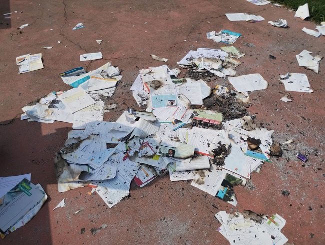 Quel che resta del falò di libri scolastici 