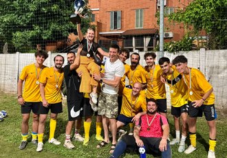 La squadra vincente del Café des Amis che porta in trionfo il suo Presidente 