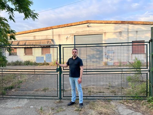 il consigliere Francesco Rocca (FdI) davanti al capannone che la Giunta Sala vuole dare al Leoncavalo 