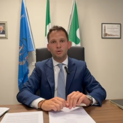 ilsindaco Marco Segala annuncia la buona nuova in un video social 