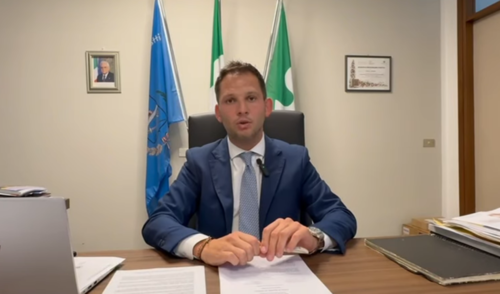 ilsindaco Marco Segala annuncia la buona nuova in un video social 