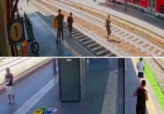 I giovani aggressori ripresi dalle telecamere di sorveglianza delle stazioni 