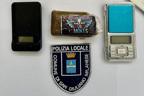 Droga e bilancini sequestrati al pusher 21enne 
