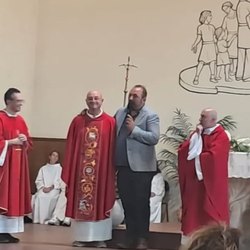 Il sindaco Andrea Coden con i sacerdoti 