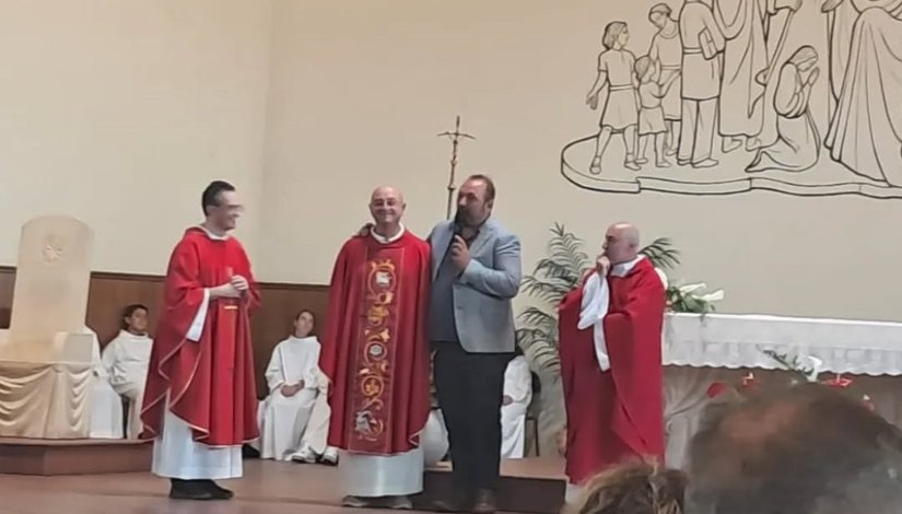 Il sindaco Andrea Coden con i sacerdoti 