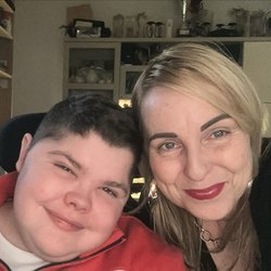 Gabriele in compagnia della mamma 